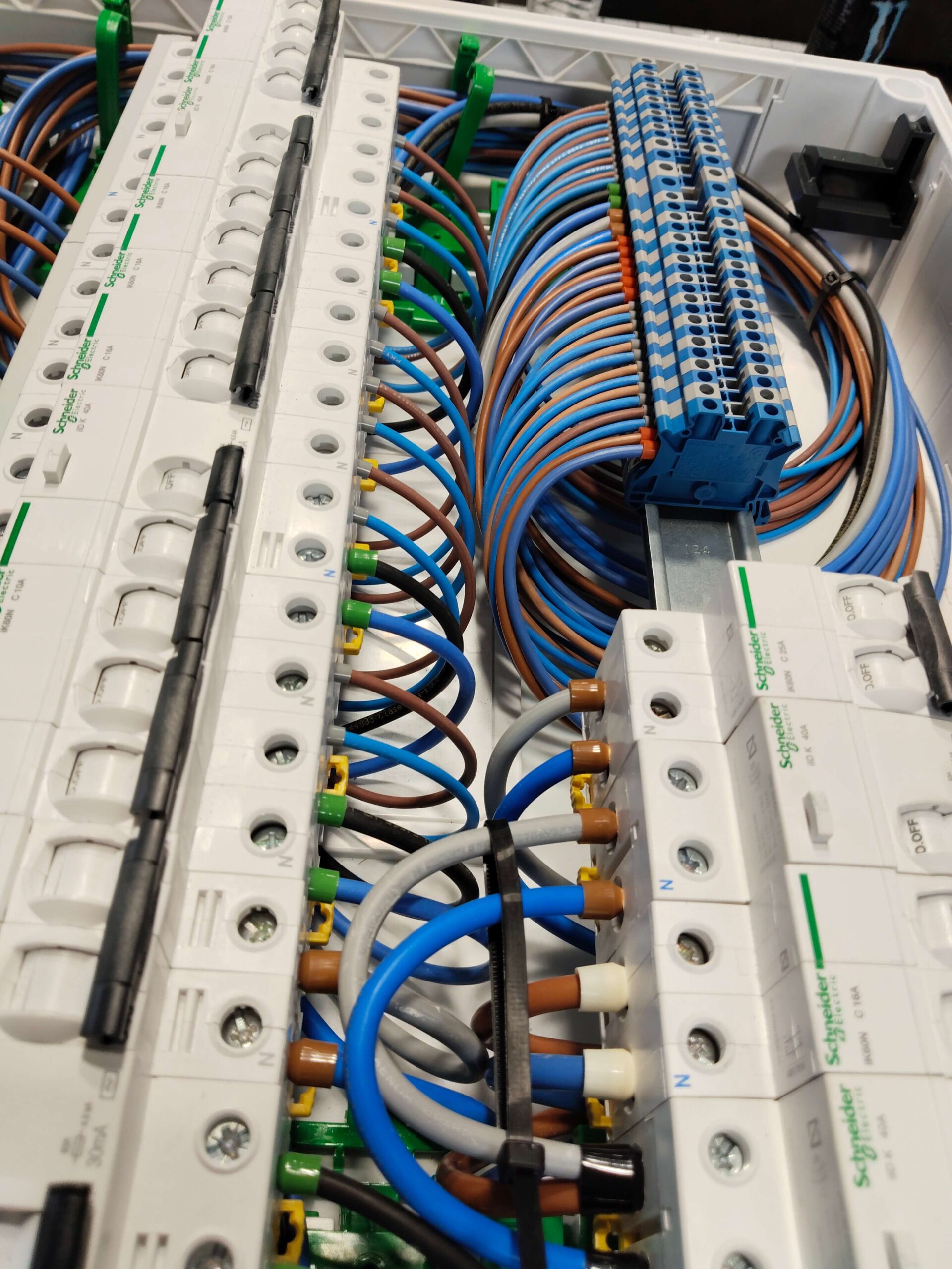 Cuadro eléctrico moderno con cableado organizado y protecciones Schneider Electric